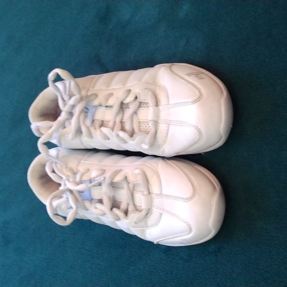 Varsity 2 White Women's Cheerleader Sneakers  Size 5 - Picture 2 of 12